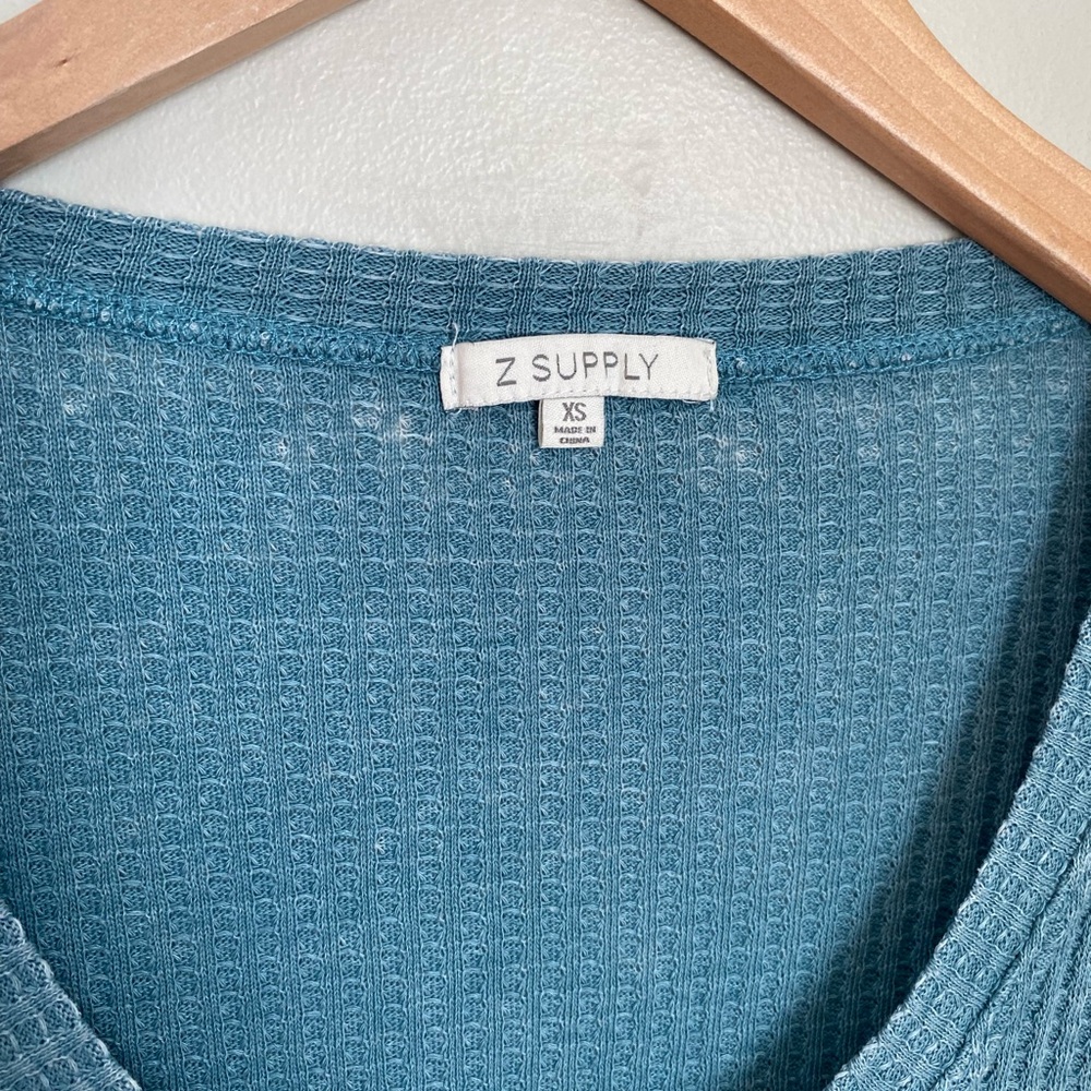 Z Supply V Neck Long Sleeve Distressed Blue Waffle Shirt Size XS Boho Casual - Picture 4 of 10